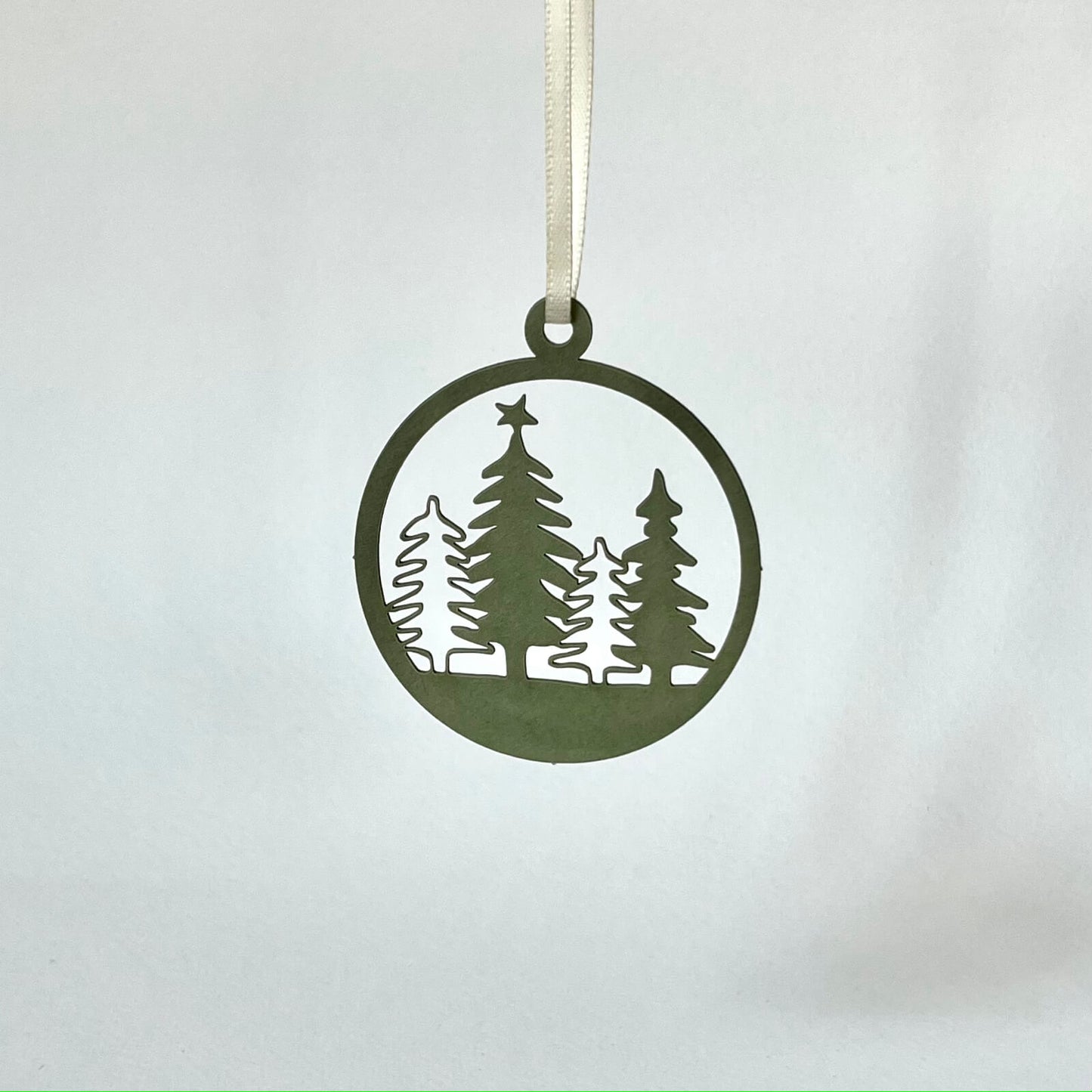 Filigraner Papierschmuck 'Tannenbäume'