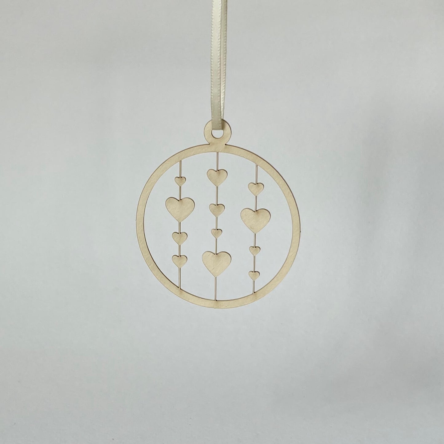 Filigraner Papierschmuck 'Herzen'