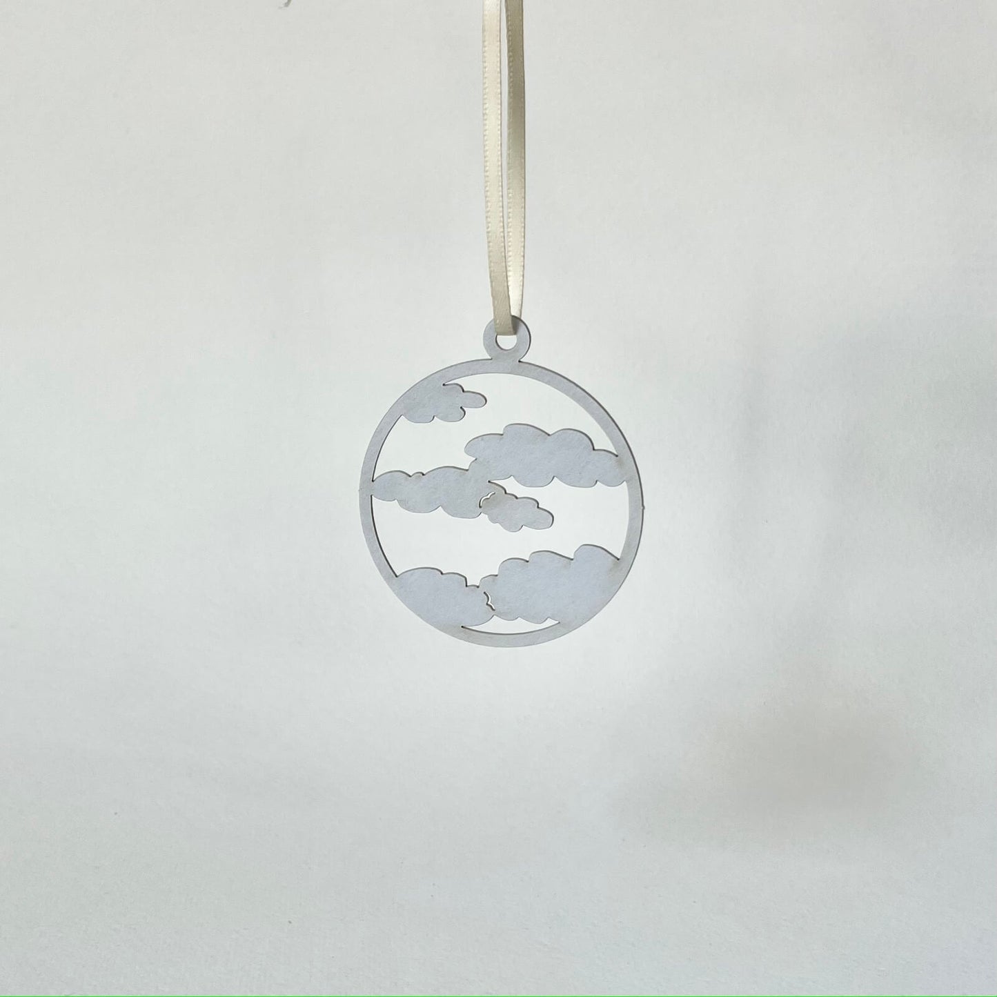 Filigraner Papierschmuck 'Wolken'