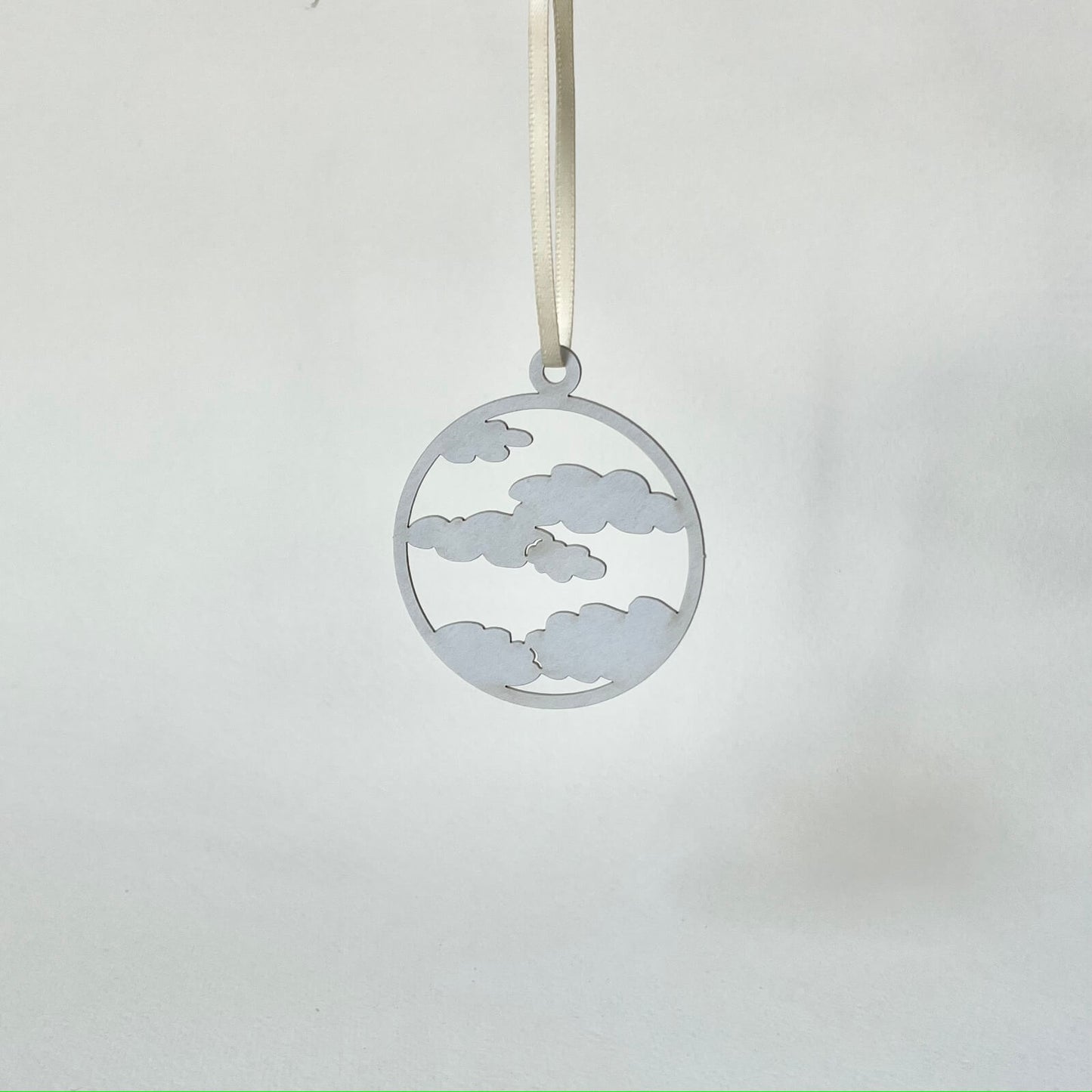 FS04 Filigraner Papierschmuck 'Wolken' (Händler)