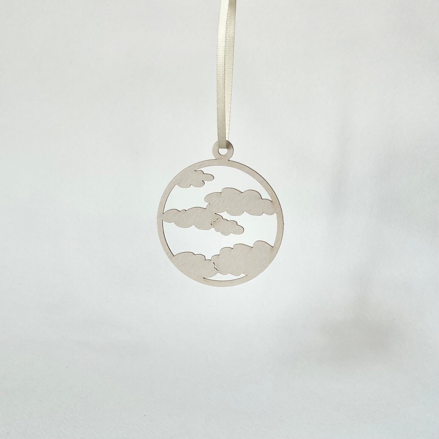 Filigraner Papierschmuck 'Wolken'