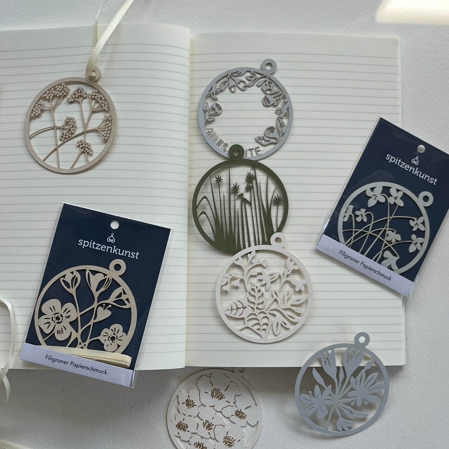 FS06 Filigraner Papierschmuck Holunder (Händler)