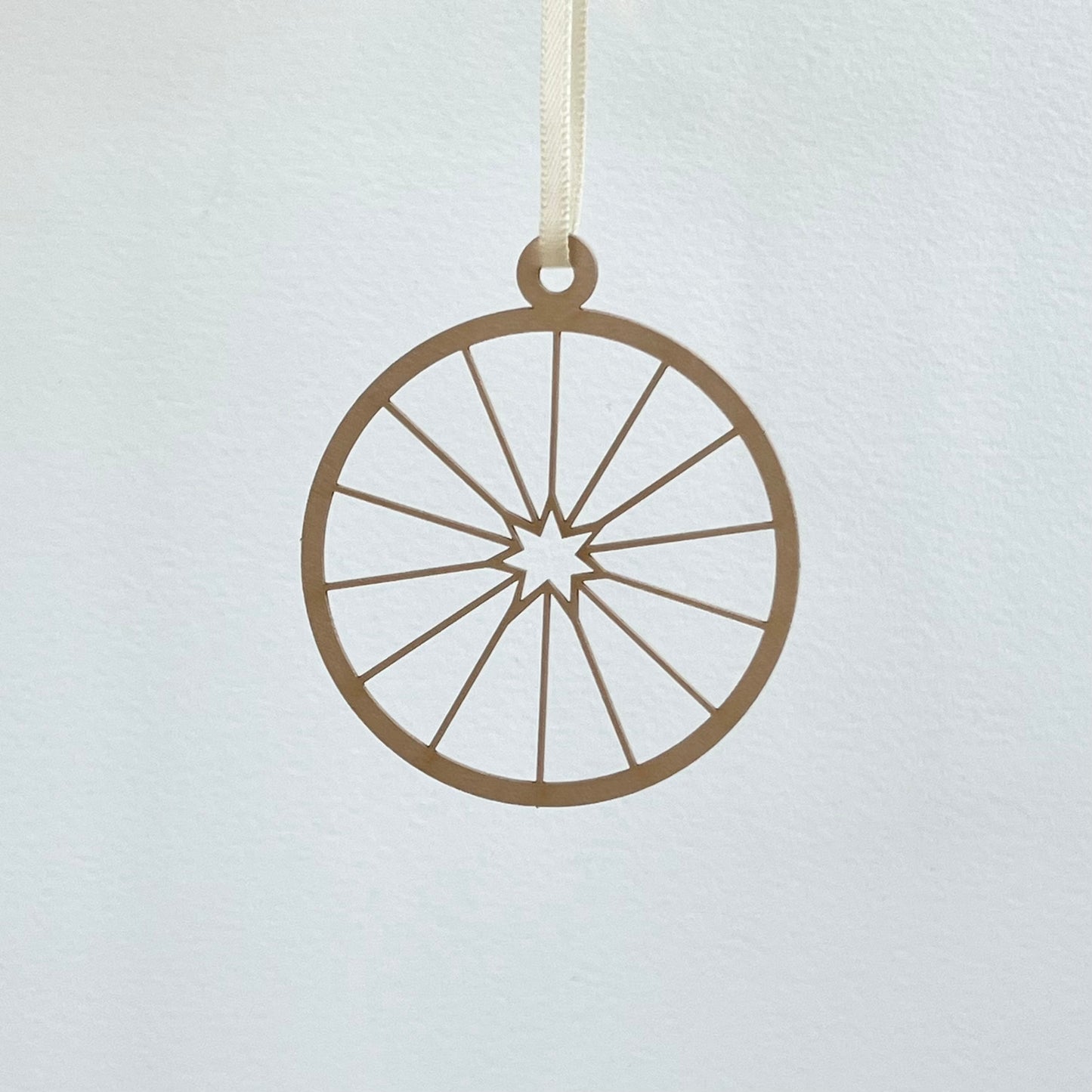 Filigraner Papierschmuck 'Strahlen'