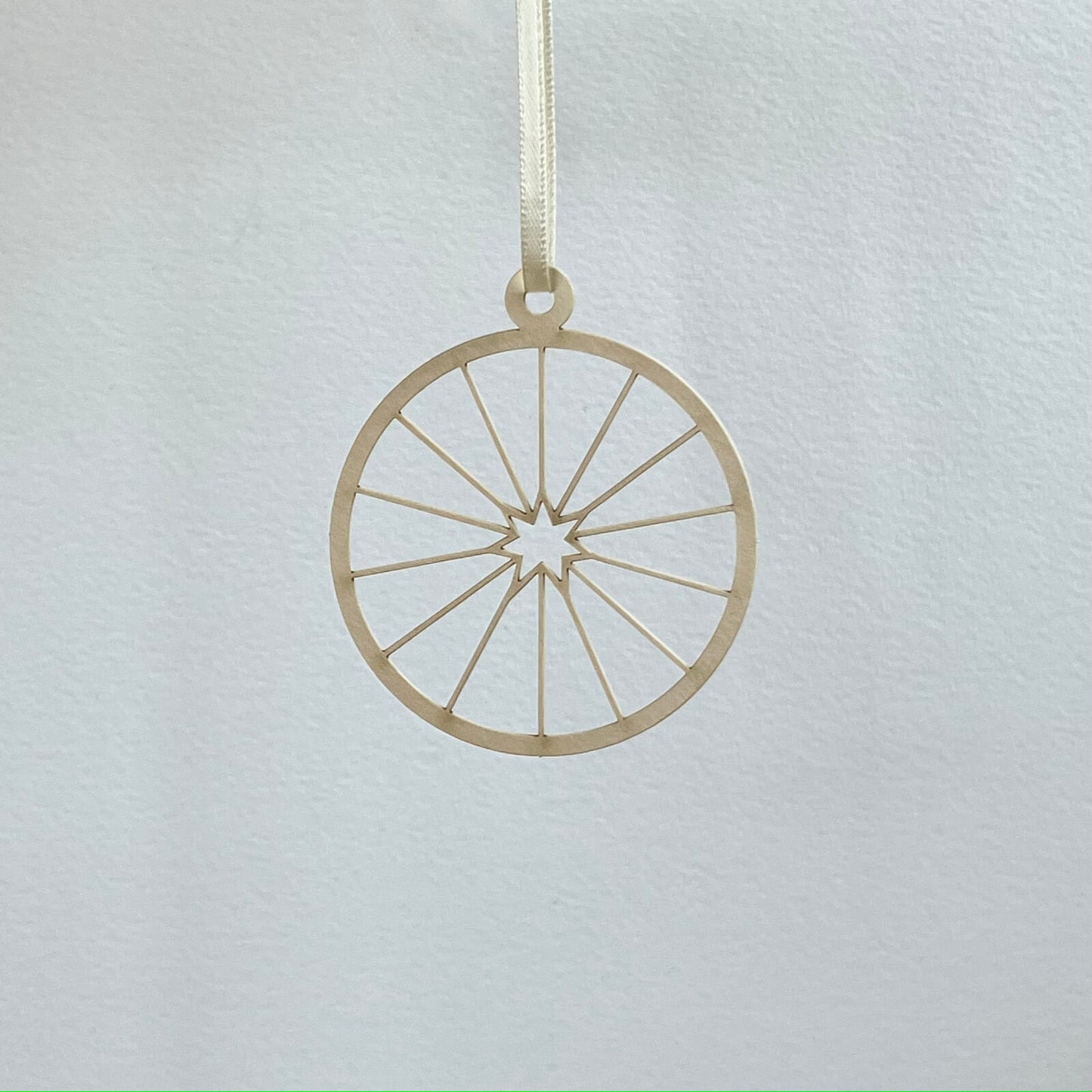 Filigraner Papierschmuck 'Strahlen'